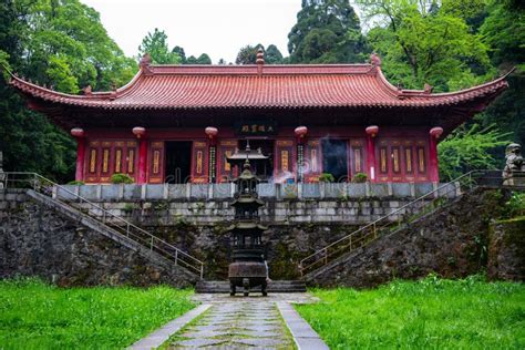 O Templo deHuanglong - Uma joia arquitetônica em meio à serenidade da natureza!