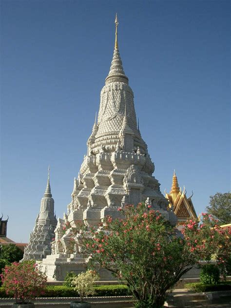 Wat Intharawihan: Uma pagoda dourada em Isaan, um refúgio para a alma!