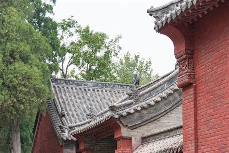 O Templo Huishan, um Santuário Histórico no Coração da Natureza exuberante!