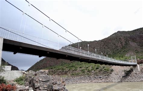 A Grande Ponte de Ferro Qamdo: Uma Jóia Arquitentónica em um Mar de Pastagem