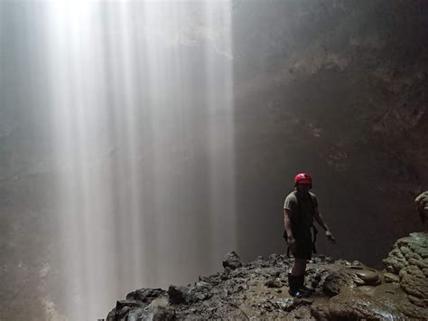 Qual é a magia ancestral da Gruta Jomblang em Yogyakarta? Uma experiência singular e inesquecível de beleza natural!