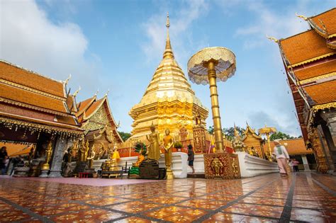 Wat Phra That Doi Suthep: Uma Jóia Dourada no Topo da Montanha Sagrada!